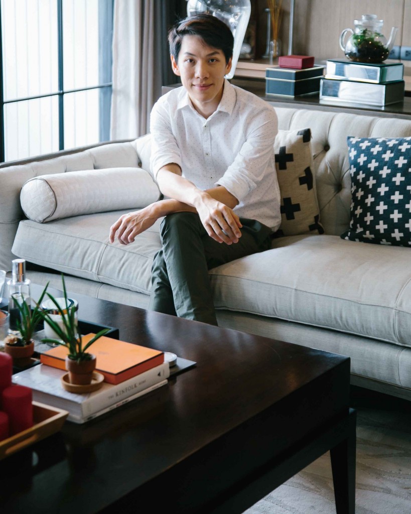 คุณมาร์วินกับมุมพักผ่อนสบายๆบนโซฟาแสนเก๋