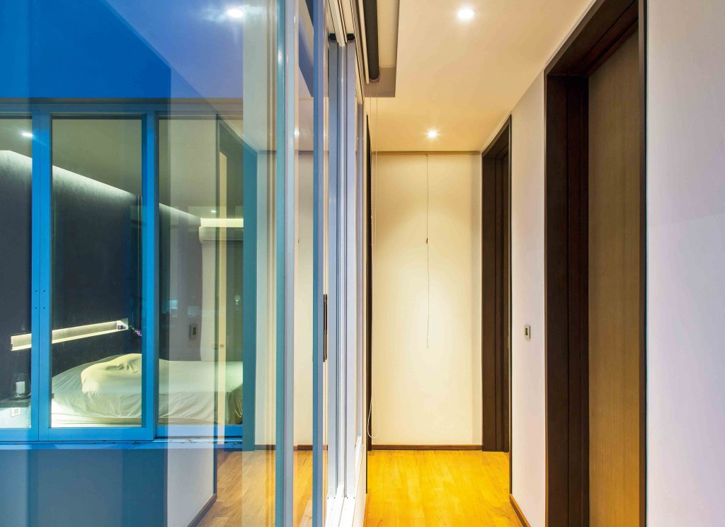 ช่องทางเดินที่มุ่งตรงไปสู่ห้องนอนหลักของน้องปายทางฝั่งขวา และห้อง Master Bedroom ของคุณตู่และอาจารย์อ้อที่อยู่ติดกับส่วนโถงอาคารแบบ double high ceiling ทางฝั่งซ้าย