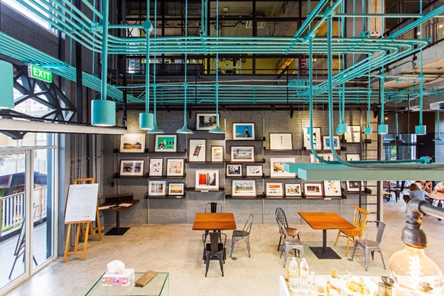 พื้นที่จัดแสดง exhibition และจำหน่ายผลงานศิลป์ที่ HUBBA-TO ร่วมมือกับ blisby.com จัดเรียงผลงานภาพถ่ายอัดกรอบเป็นแกลเลอรีขนาดย่อม ช่วยสร้างชีวิตชีวาให้พื้นที่ชั้นล่างและส่วนของคาเฟ่ไปได้ในตัว