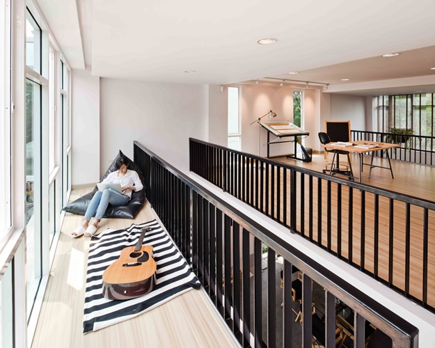 พื้นที่ในชั้นลอย (Mezzanine Floor) ถูกออกแบบมาให้เหมาะกับการทำเป็นพื้นที่สำนักงาน สถาปนิกยังได้วางระบบที่จำเป็นสำหรับการทำงานไม่ว่าจะเป็น ระบบ LAN จุดเชื่อมต่อปลั้กไฟ และงานระบบอื่นๆ ที่เอื้อให้สามารถทำงานได้อย่างสะดวกสบายในพื้นที่ส่วนนี้