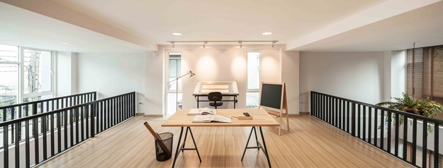 พื้นที่ในชั้นลอย (Mezzanine Floor) ถูกออกแบบมาให้เหมาะกับการทำเป็นพื้นที่สำนักงาน สถาปนิกยังได้วางระบบที่จำเป็นสำหรับการทำงานไม่ว่าจะเป็น ระบบ LAN จุดเชื่อมต่อปลั้กไฟ และงานระบบอื่นๆ ที่เอื้อให้สามารถทำงานได้อย่างสะดวกสบายในพื้นที่ส่วนนี้