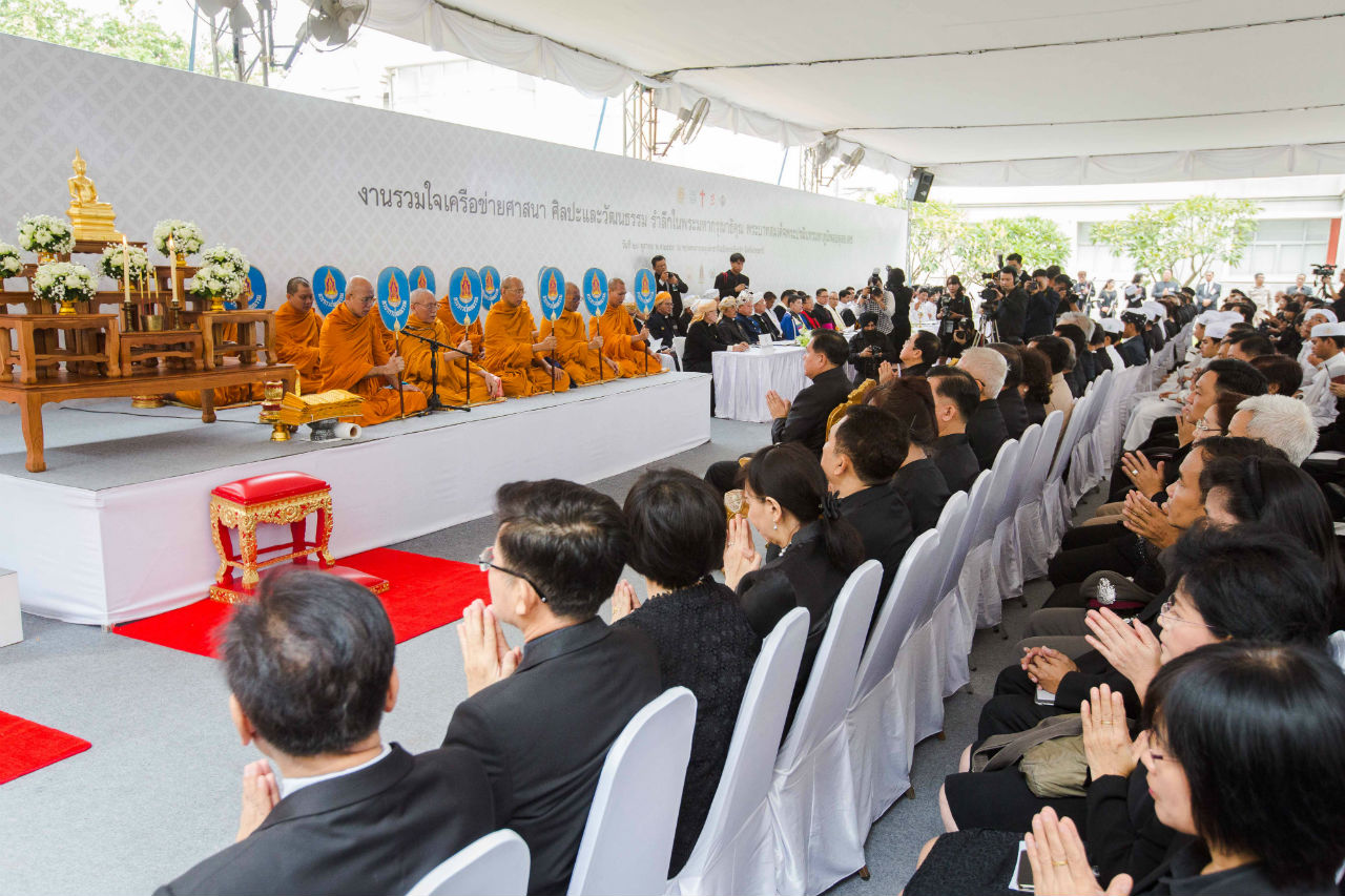 Thais pay respect to the King