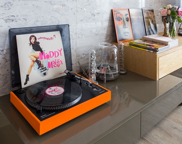 แผ่นไวนิลจากอัลบั้ม ‘Moddy ตรีรัก’ ซึ่งมีเพลงที่ใครๆ ก็ร้องตามได้อย่าง ‘มีแฟนหรือยังจ๊ะ’ สร้างชื่อให้เธอโด่งดังและเป็นที่รู้จักในสมัยนั้น
