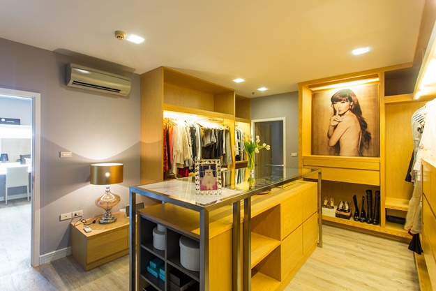 ห้องแต่งตัวแบบ Walk in Closet ที่เต็มไปด้วยเสื้อผ้าและแอ็คเซสโซรี่ตัวโปรดของคุณบุ๋ม ยังคงบิลต์อินตู้เสื้อผ้าด้วยโครงไม้กรุอัดยางปิดผิววีเนียร์ลายไม้แอชภูเขา ปิดด้วยขอบไม้แอชจริง พร้อมติดตั้งหลอดไฟซ่อนไว้ตลอดแนวชั้นช่องวางด้านบนเพื่อสร้างบรรยากาศให้กับพิ้นที่