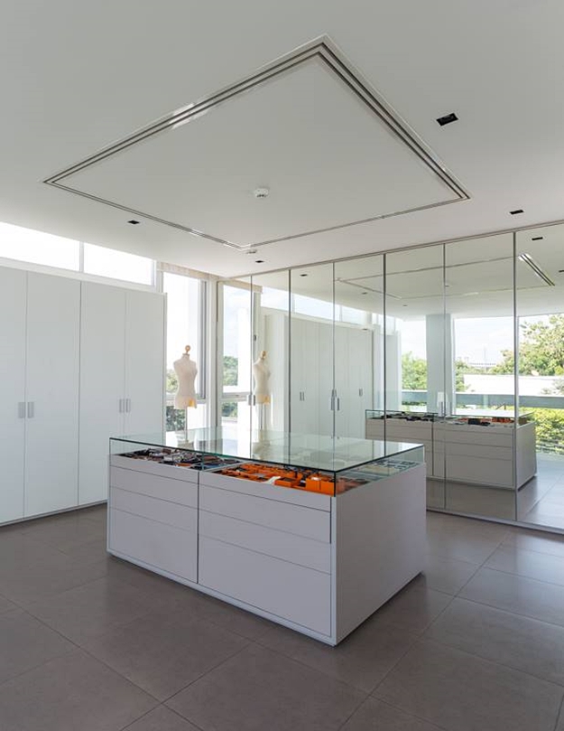 สถาปนิกออกแบบห้องแต่งตัวแบบ Walk in closet ภายในส่วนห้องนอนมาสเตอร์ โดยเน้นการเปิดโปร่งจากผนังกระจกบานใหญ่ ผสานกับการใช้กระจกเงากรุผิวหน้าตู้เสื้อผ้าและไอร์แลนส์ เพื่อเพิ่มความรู้สึกให้ห้องแต่งตัวดูกว้างขวางยิ่งขึ้น และสืบเนื่องจากความต้องการของคุณคิดและคุณหมอแวนด้า ที่อยากมี Master Bathroom ขนาดใหญ่ ซึ่งทำให้ส่วนแต่งตัวถึงกินพื้นที่จนเหลือจำกัด สถาปนิกและเจ้าของบ้านจึงตัดสินใจสร้างห้องแต่งตัวบนชั้นที่ 3 ขึ้น เพื่อให้มีประโยชน์ใช้สอยมากกว่าเดิม พร้อมทั้งมีตู้เก็บของเพิ่มและเป็นส่วนที่เพิ่มสีสันให้กับดีไซน์ของตัวบ้านดูพิเศษขึ้นอีกด้วย