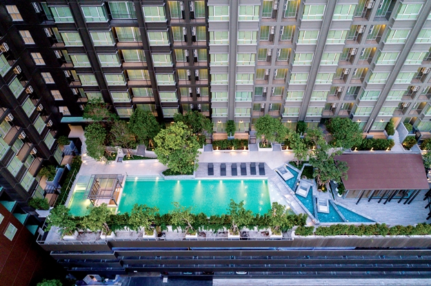 ครบครันด้วยสิ่งอำนวยความสะดวก ได้แก่ สระว่ายน้ำ 20x6 เมตร พร้อมสระเด็ก และสระธาราบำบัด ฟิตเนส ห้องสมุด ห้องสตีมและซาวน่า ร้านสะดวกซื้อ พร้อมบริการรถ Shuttle Van รับ-ส่ง ถึงสถานีรถไฟฟ้าและห้างสรรพสินค้า ที่จอดรถยนต์ 345 คัน (39.4%) ที่จอดรถมอเตอร์ไซค์ประมาณ 16 คัน และที่จอดจักรยานประมาณ 20 คัน