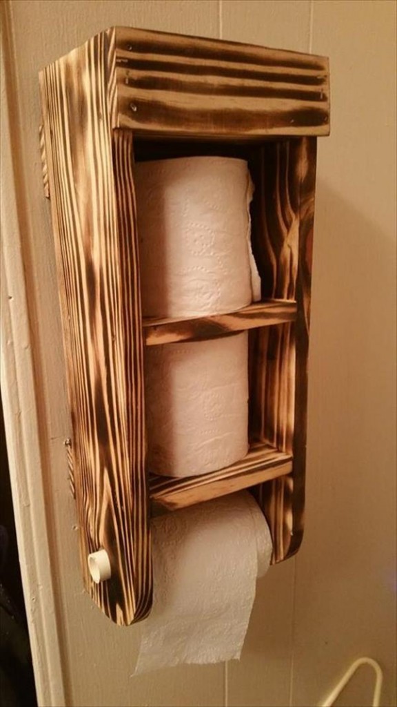 diy-pallet-toilet-paper-roll-holder