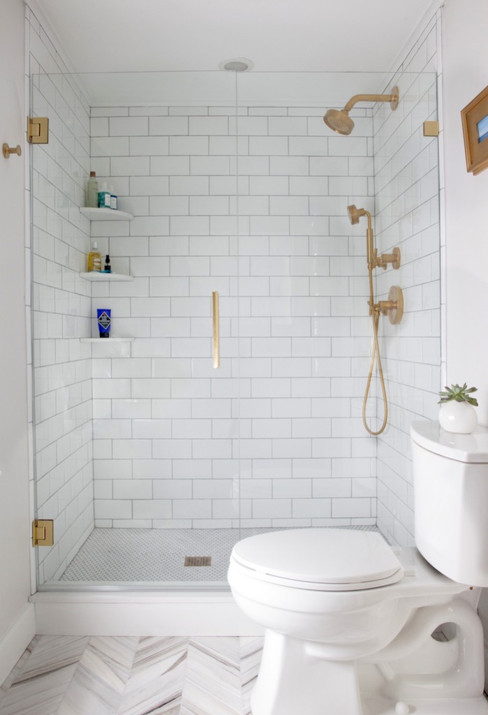 small-bathroom-gold-accents