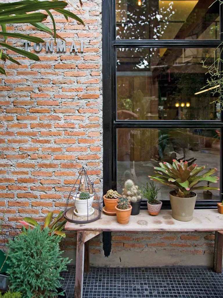 กำแพงอิฐก้อนตัดรับกันได้ดีกับประตูบานเลื่อน สร้างเป็นมุมสำหรับปลูกต้นไม้กระถางเล็กๆ