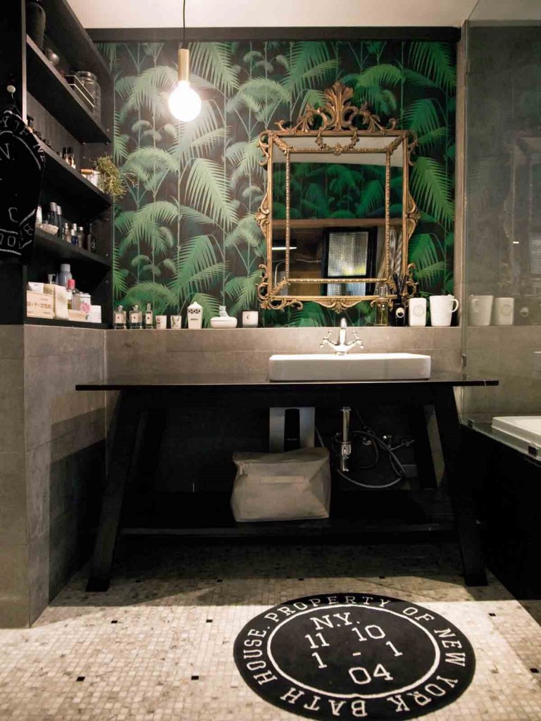 ห้องน้ำที่คุณอ้อรีเควสว่าต้องเป็นสไตล์ผู้หญิงเท่ กระจกบานใหญ่จากร้านขายของวินเทจรับกับวอลเปเปอร์สีเขียว เป็นพื้นที่ส่วนตัวของคุณอ้อและลูก