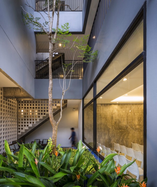 กลางบ้านเปิดโล่ง และใช้กระจกเพื่อให้บ้านดูมีความโปร่ง