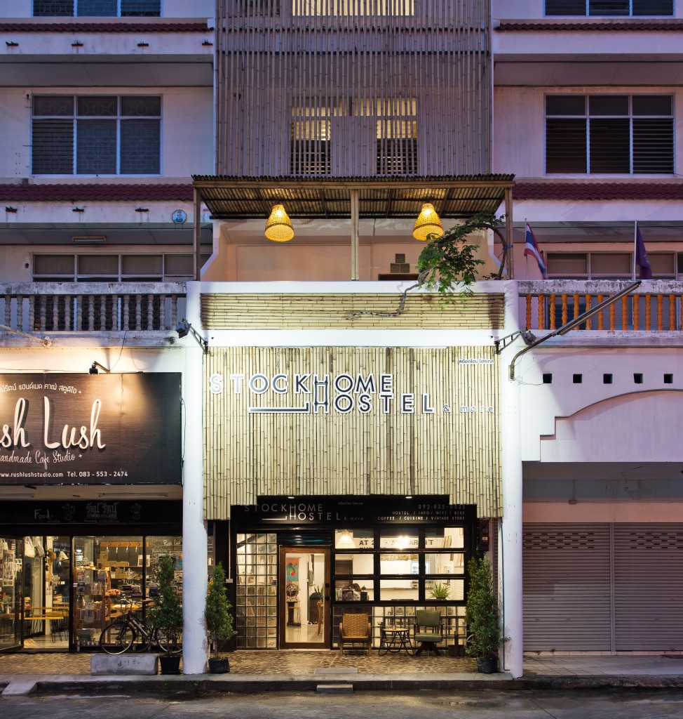 ฟ้อนต์สีดำขอบขาวที่กรุผิว Façade ไม้ไผ่ด้านหน้าอาคารซึ่งเขียนว่า ‘Stockhome Hostel & More’ นั้นไม่ได้หมายถึงว่าเราได้มาเยือนประเทศแถบสแกนดิเนเวีย หรือได้ยืนอยู่ในเมืองหลวงของประเทศสวีเดนแต่อย่างใด เรากำลังยืนอยู่ด้านหน้าโฮสเทลขนาดกระทัดที่ปรับปรุงจากอาคารพาณิชย์ 3 ชั้นครึ่ง ใจกลางเมืองกรุงเก่า จังหวัดพระนครศรีอยุธยา ต่างหาก 