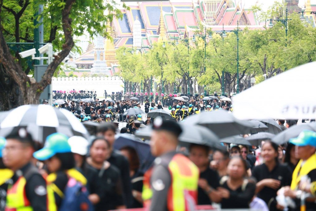ปวงชนชาวไทยมุ่งหน้าสู่ พระราชพิธีถวายพระเพลิงพระบรมศพฯ ณ พระเมรุมาศท้องสนามหลวง 
