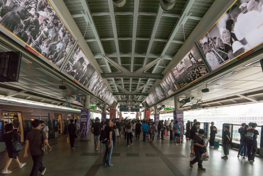 บริเวณสถานีรถไฟฟ้าบีทีเอส 5 สถานี ยังเปลี่ยนป้ายโฆษณาเป็นรูปถ่ายและวิดีโอที่มีความเกี่ยวเนื่องกับพระบาทสมเด็จพระปรมินทรมหาภูมิพลอดุลยเดช บรมนาถบพิตร