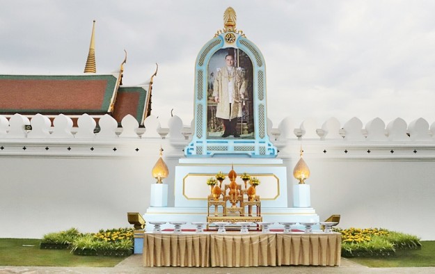 เปิดให้ประชาชนร่วมถวายดอกไม้ เบื้องหน้าพระบรมฉายาลักษณ์ ร.9 ทุกวัน ตลอด 24 ชม.