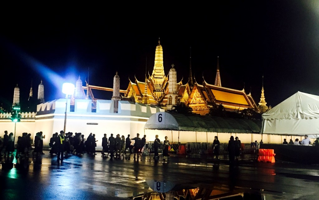 พสกนิกรไทยหลั่งไหล มากราบถวายบังคมพระบรมศพ ณ พระที่นั่งดุสิตมหาประสาท ในพระบรมมหาราชวัง