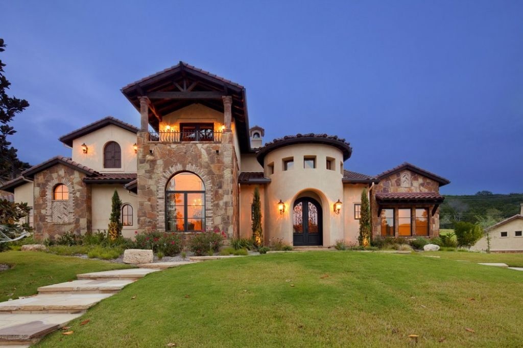 tuscan-house-style-with-wall-sconces-and-concrete-steps