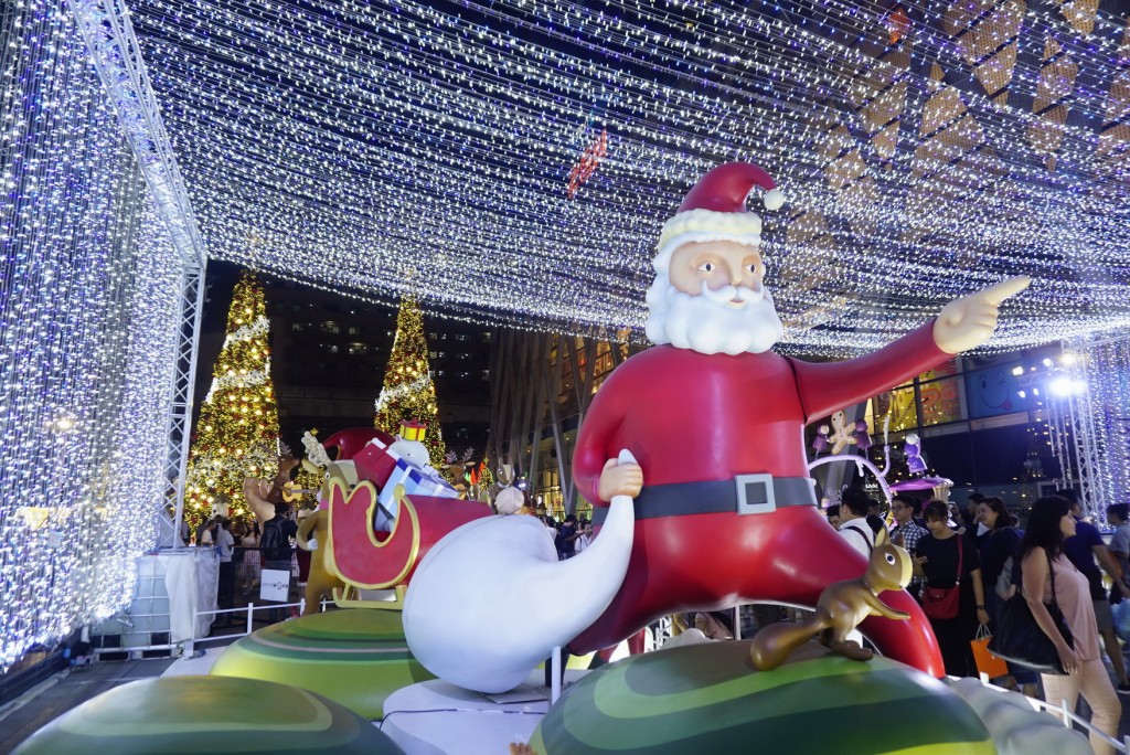 เซ็นทรัลเวิลด์ สถานที่ห้ามพลาดที่นักท่องเที่ยวทั้งชาวไทยและชาวต่างชาติต่างแวะเวียนมาถ่ายรูปในช่วงปีใหม่