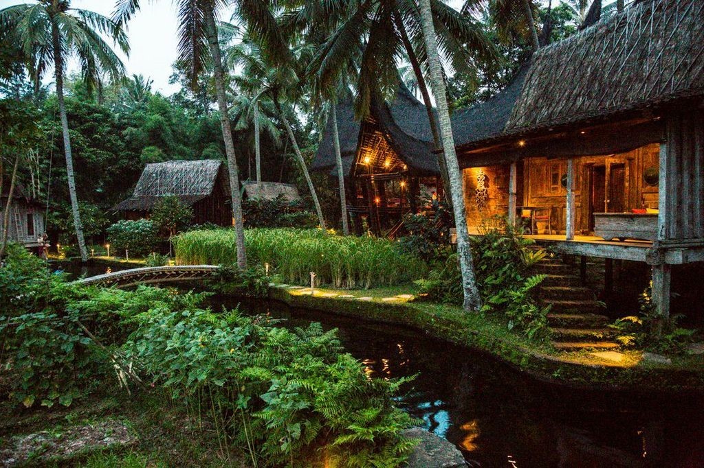 แบบบ้านรีสอร์ท ทรงไทย ที่มีเอกลักษณ์บ่อปลาบริเวณใต้ถุน