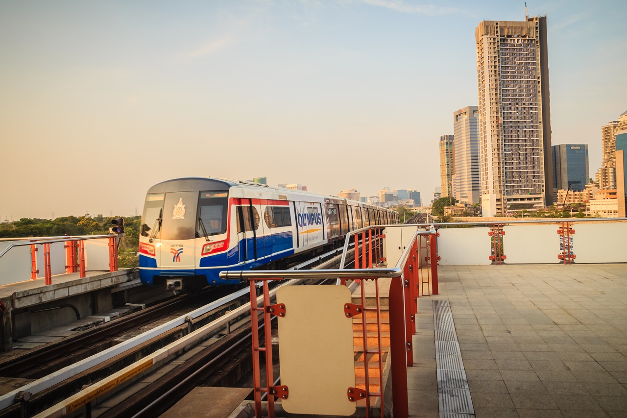 ความคืบหน้ารถไฟฟ้าสายสีน้ำเงิน-เขียวเข้ม ดันราคาคอนโดฯ พุ่ง!
