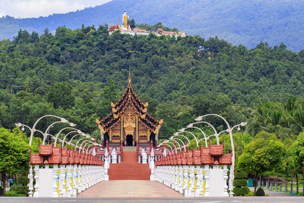 มองจากมุมหอคำหลวงจะเห็นวัดพระธาตุดอยคำ