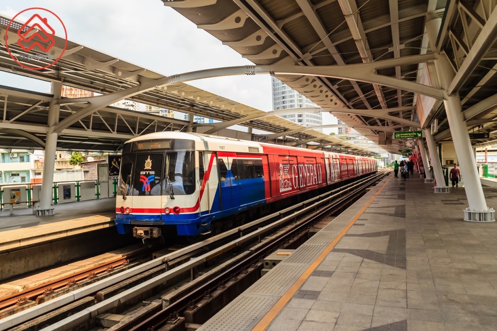 Bangkok, Thailand - February 24, 2017: Passengers and for the Bangkok Mass Transit System (BTS) public skytrain at the Thong Lor BTS station , Bangkok, Thailand