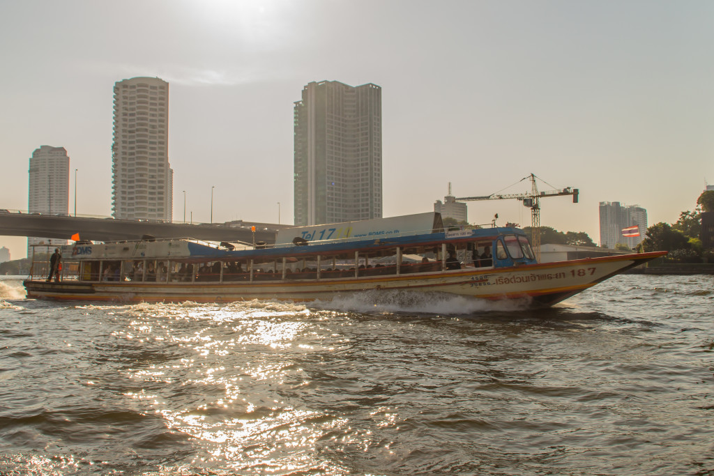 Chao Phraya Express Boat service in Thailand operating on the Chao Phraya River, express transportation between stops in capital city of Bangkok to Nonthaburi เรือโดยสารเจ้าพระยา