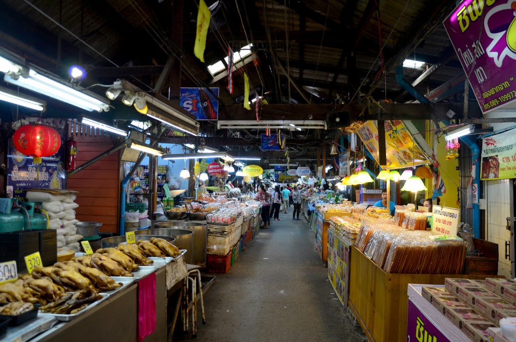 Thai people travel and shopping food at Don Wai Floating Market