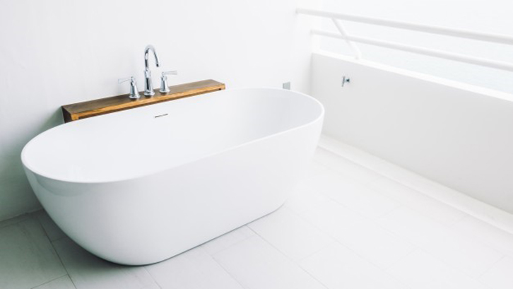 Adanya shower dan bathtub