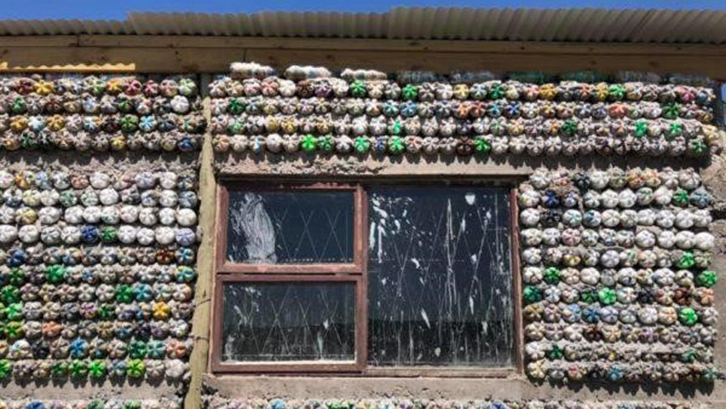 Salah satu rumah ecobrick yang unik dibangun oleh Dr Trevor Davies