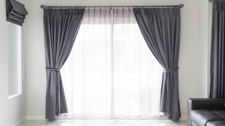 2. Tirai yang menambah kesan elegan