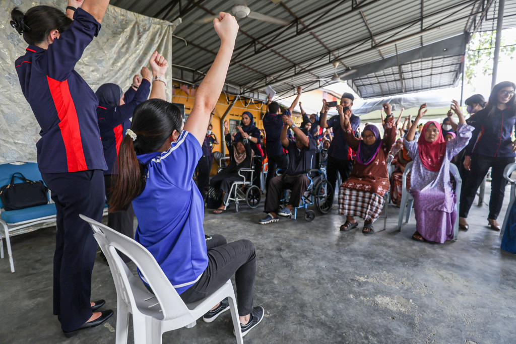 A physiotherapy workshop was conducted by Mr Mustaffa Sultan, Rehabilitation and Physiotherapy Officer and facilitated by Ms Emmy Frienny binti Robinson from Hospital Sultan Ismail to provide demonstrations on light exercises to stay active.