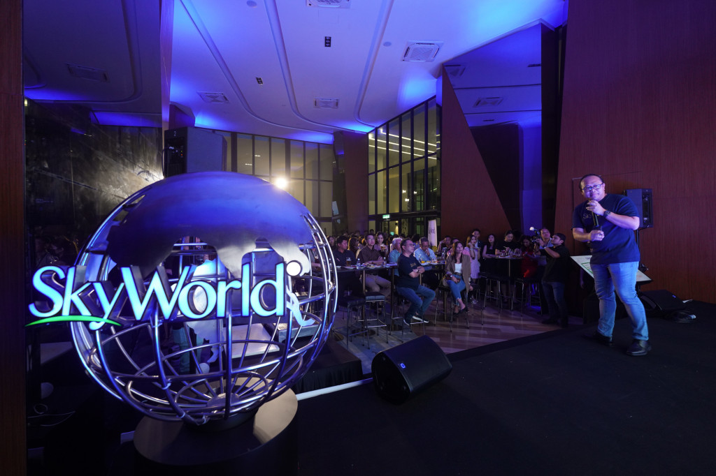 Mr. Lee Chee Seng, Chief Executive Officer of SkyWorld Development Berhad giving his presentation to guests