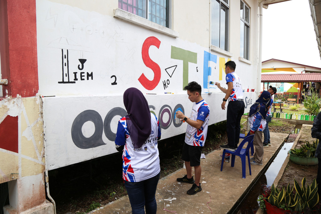 Volunteers and the local community of Kampung Beringis came together to complete a mural painting to enhance the façade of Sekolah Kebangsaan Beringis. 