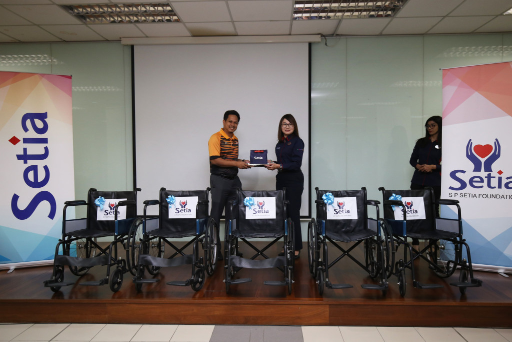 Mohd Sofian Hamzah, Director of Paralympic Division, National Sports Council of Malaysia (left) and Adelene Wong, Management Committee of S P Setia Foundation and Head of Group Branding & Communications for S P Setia Berhad (right)