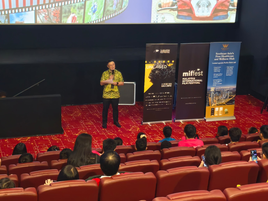 Dato’Sri Dr.Vincent Tiew, Branding, Sales & Marketing Director giving a welcome remark before the movie start.