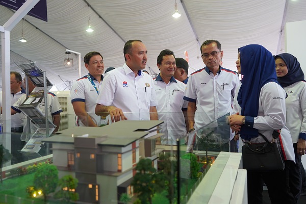 Yang Berhormat Dato' Haji Mohd Jafni bin Md Shukor, Pengerusi Jawatankuasa Perumahan dan Kerajaan Tempatan Negeri Johor (dua dari kiri) diiringi Yang Berbahagia Datuk Sr Mohd. Salem Kailany, Presiden/Ketua Pegawai Eksekutif UDA (tengah) serta barisan pengurusan kanan UDA melihat model pembangunan Areca Terrace, Bandar UDA Utama di negeri Johor semasa sesi lawatan di reruai pameran hartanah UDA di Karnival UDA 2024 @ Johor, hari ini.