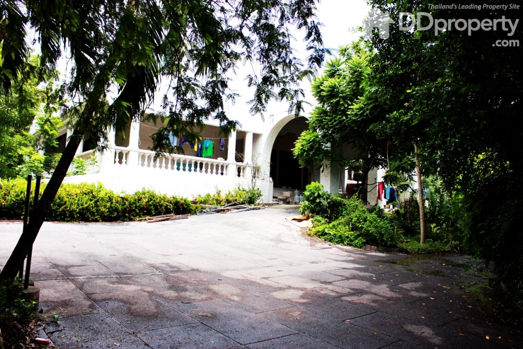 พื้นที่เดิมของโครงการเป็นคฤหาสน์เก่าซึ่งเป็นพื้นที่สูงทำให้หมดห่วงในเรื่องของน้ำท่วมอีกเปราะ