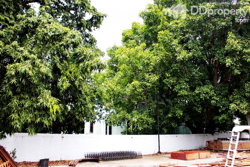 ด้านหลังโครงการเป็นบ้านเดี่ยว มีคลองคั่นกลาง