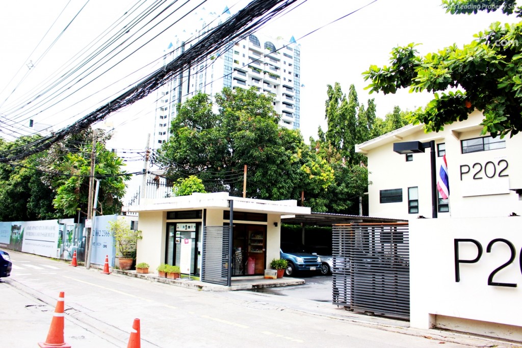 บริเวณด้านซ้ายของโครงการเป็นอพาร์ทเม้นท์ ส่วนตึกสูงๆ ที่เห็นไม่ได้อยู่ติดกับตัวโครงการ