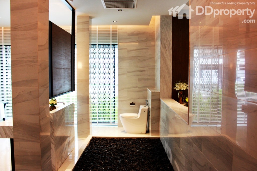ห้องน้ำตกแต่งด้วยหินอ่อนในสไตล์โมเดิร์น