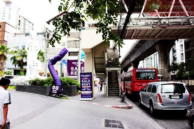 ถนนบริเวหน้าทางเข้าโครงการ