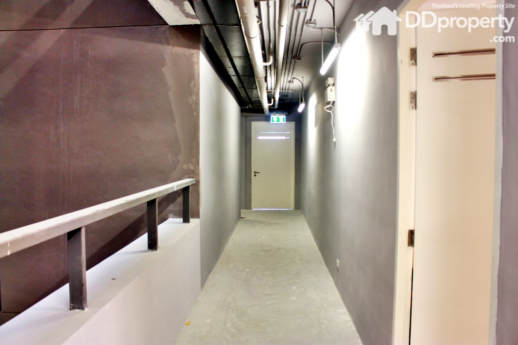 corridor ใช้เดินไปที่ service lift ห้องทิ้งขยะ  และทางหนีไฟ