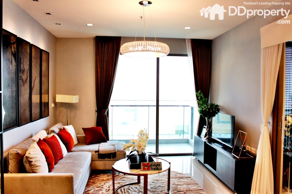 ตัวห้องโปร่งโล่ง ความสูงจากพื้นถึงเพดานเกือบ 3 เมตร