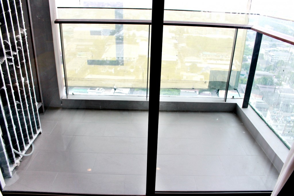 ความกว้างของระเบียงประมาณ 1.5 x 2.5 เมตร