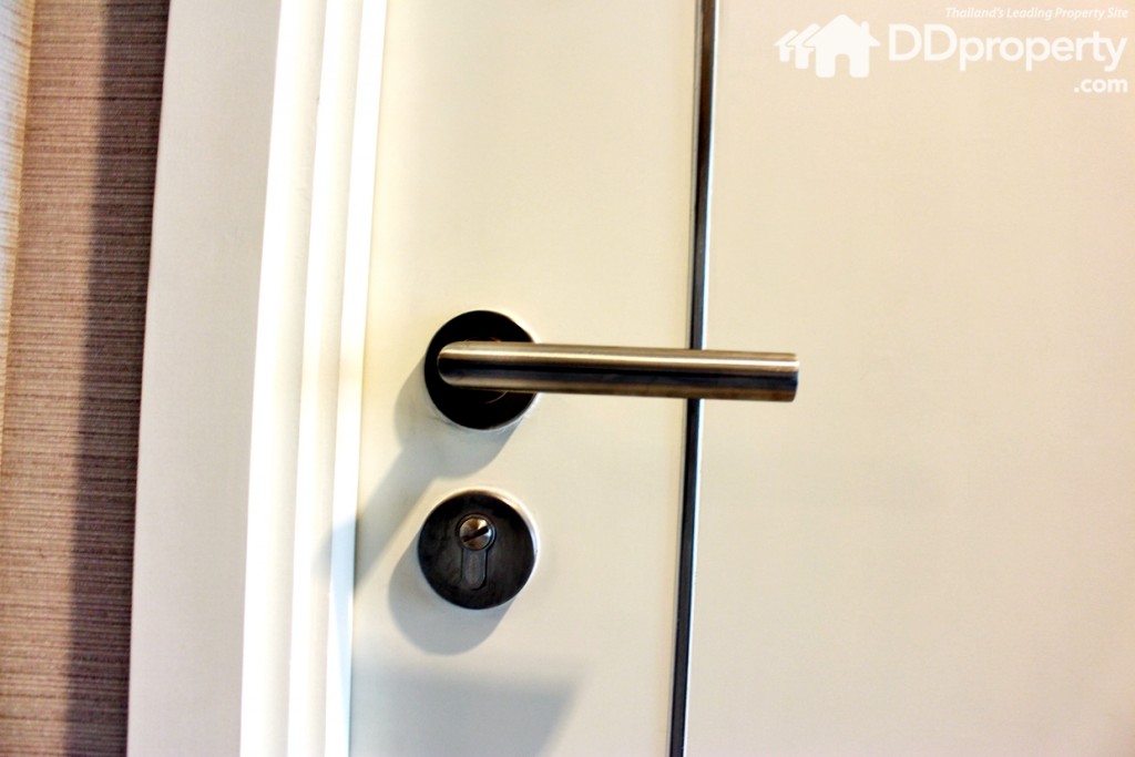 ที่เปิดประตูเป็นแบบมือจับทุกห้อง