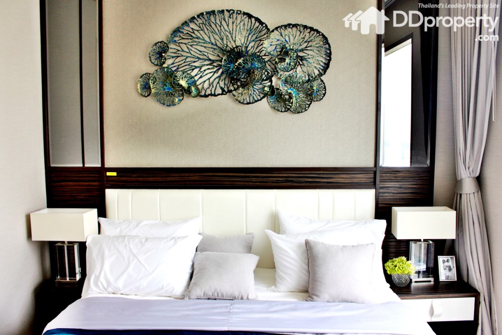 เตียงขนาด 6 ฟุต แต่ก็ยังมีพื้นที่ด้านข้างเหลือๆ