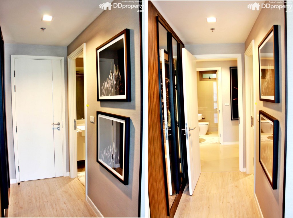 ตู้เสื้อผ้าอยู่ซ้ายมือของทางเดินภายในห้อง