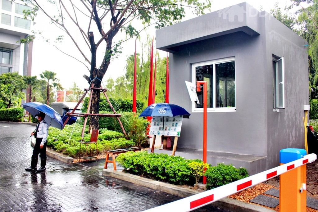 ป้อมยามอยู่ด้านขาวมือ มีกล้อง Cctv จับภาพ ตลอด 24 ชม.