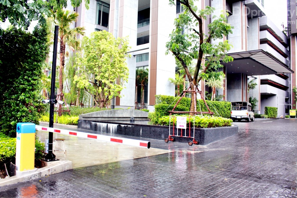 ด้านซ้ายทางเข้า